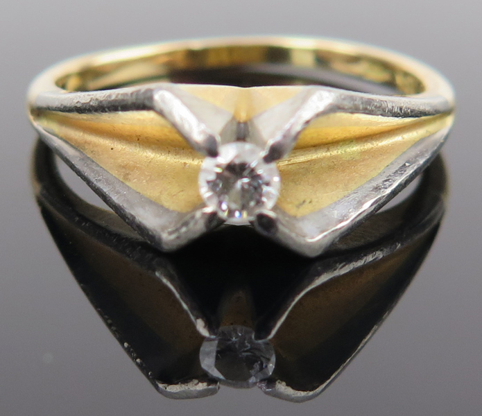 Ring, 18 karat rödguld med 1 briljantslipad diamant om 0,12 carat enligt gravyr, vikt 5,5 gram_19507a_8da494eccdc50db_lg.jpeg