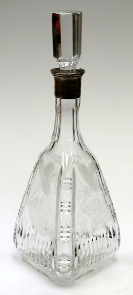 Karaff med propp, kristall med silvermontage, slipad dekor av vindruvor, montage med otydliga stämplar Köpenhamn 1919,_1989a_8d8491a76dc0026_lg.jpeg