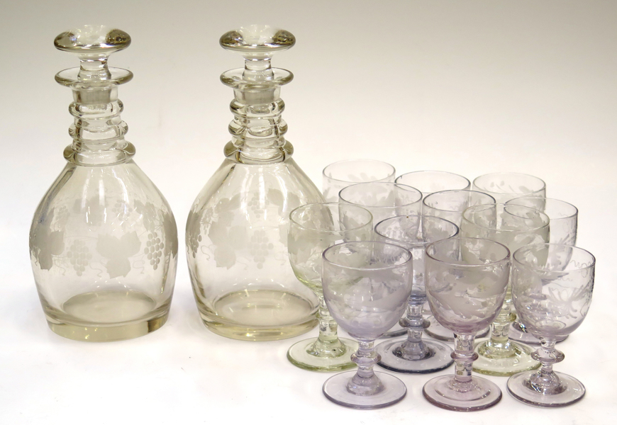 Karaffer med propp, 2 st, samt vinglas, 12 st, glas, 18-1900-tal, slipad dekor av löv mm_1998a_8d849206bc4ba90_lg.jpeg