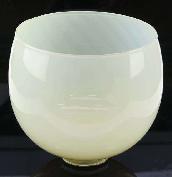 Okänd designer, skål, svagt gultonad glasmassa på fotklack i klarglas, _20448a_lg.jpeg