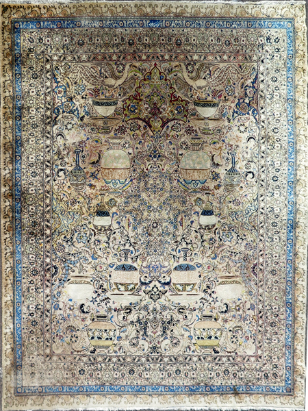 Matta, semiantik antik Teheran (?), dekor av vaser, bägare, växtlighet mm omfattande texter, _20557a_lg.jpeg