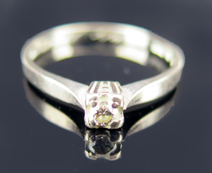 Ring, 18 karat vitguld med briljantslipad diamant om 0,1 carat enligt gravyr, vikt 2,6 g, _20622a_8da6bce2389d42f_lg.jpeg