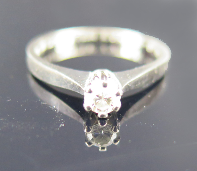 Ring, 18 karat vitguld med briljantslipad diamant om 0,16 carat enligt gravyr, vikt 3 g, _20623a_8da6bce1603d1ad_lg.jpeg