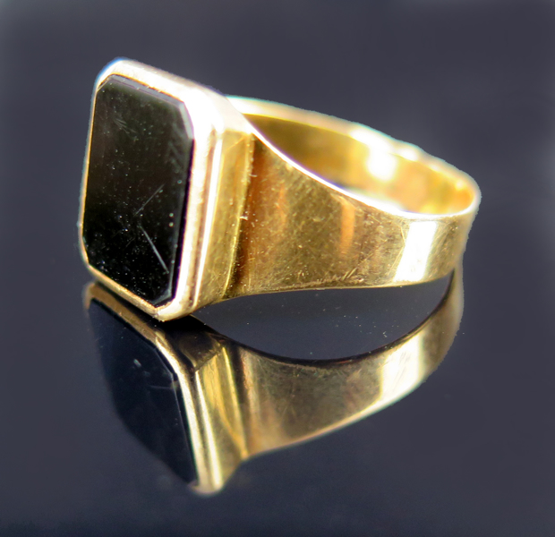 Ring, 18 karat rödguld med onyx, vikt 3,3 g, _20625a_8da6bcd4d950a09_lg.jpeg