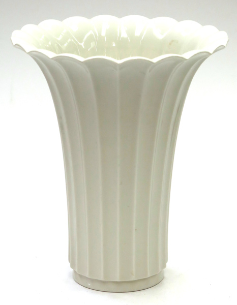 Olsen, Thorkild för Royal Copenhagen, vas, blanc-de-Chine, räfflad dekor, modellnummer 3143,_2088a_8d849e30af7f8d5_lg.jpeg