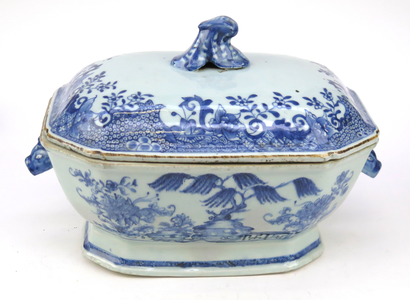 Terrin med lock, porslin, Kina, Qianlong (1736-95), blå underglasyrdekor av tårpil mm, _20972a_8da6ff41cabfed6_lg.jpeg