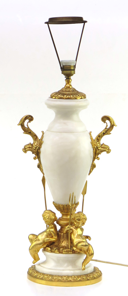 Bordslampa, vit alabaster med förgyllt bronsmontage, Louis XVI-stil, 1900-talets 2 hälft,  dekor av sittande putti med marina attribut, _21170a_8da75f8176ee95f_lg.jpeg