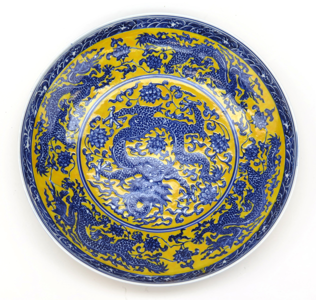 Fat, porslin, Kina, 1900-tal, dekor av drakar mm i kejserligt gult och blått, _21185a_8da7929c96387bc_lg.jpeg