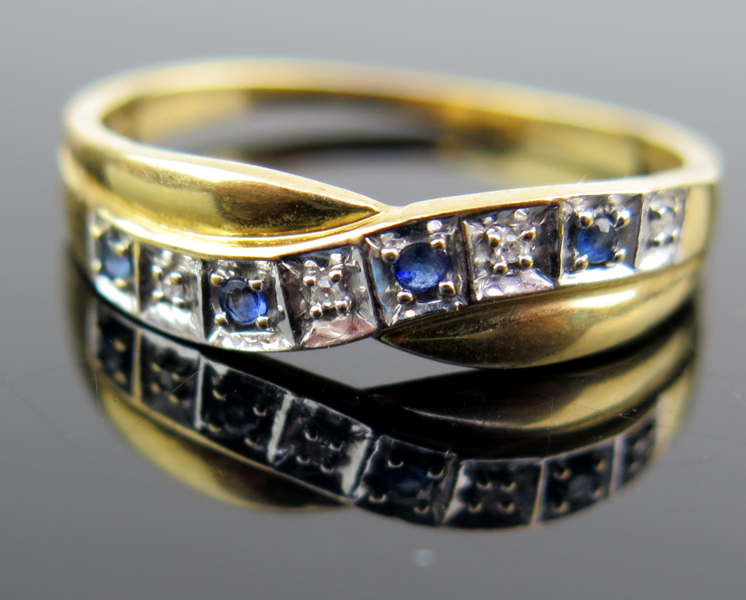 Ring, 18 karat röd- och vitguld med 4 + 4 åttkantslipade diamanter och facettslipade safirer, vikt 2,8 gram, _21256a_8da7babb1f980bc_lg.jpeg