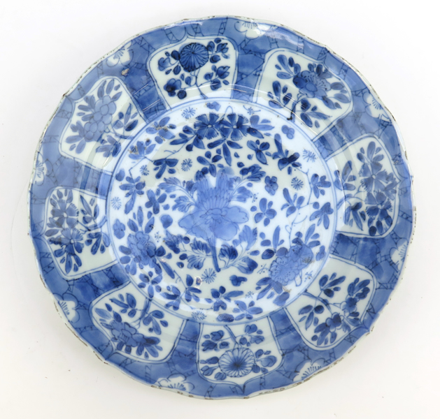 Tallrik, porslin, Kina, möjligen Kangxi (1662-1722), blå underglasyrdekor av blommor mm, _21534a_8da84304486f82b_lg.jpeg