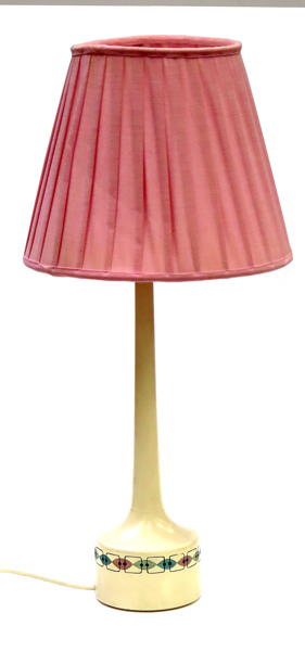 Jakobsson, Hans Agne, Markaryd, bordslampa, trä med rosa textilskärm, modellnummer B45, _2155a_8d84a6649ecd2df_lg.jpeg