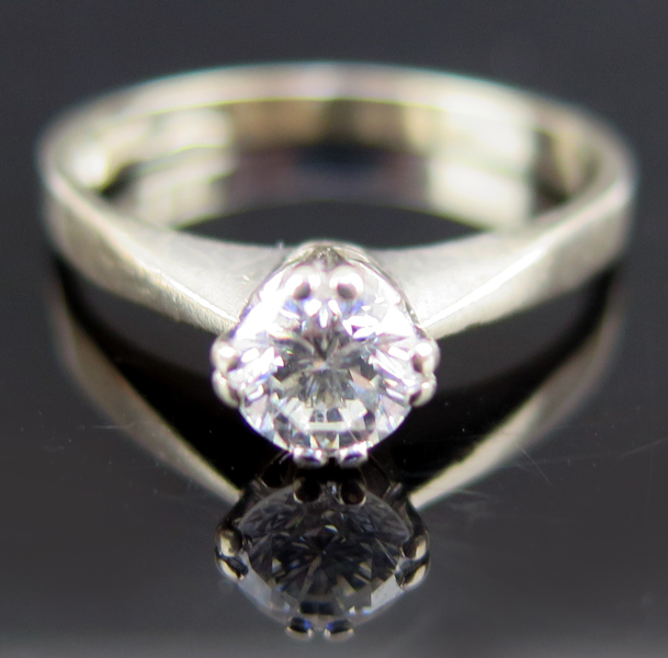Ring, 18 karat vitguld med 1 briljantslipad diamant om 0,53 carat enligt gravyr, vikt 3 gram, _21560a_8da8445c789988d_lg.jpeg