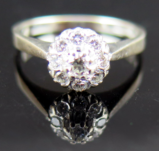 Carmoséring, 18 karat vitguld med 8 +1 briljantslipad diamanter om totalt 0,38 carat enligt gravyr, vikt 4,1 gram, _21561a_8da8445e3fcb527_lg.jpeg