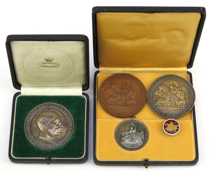 Medaljer, 4 st samt kavajmärke, silver och brons, Danmark, djurskydd, _21849a_8da8688cdb46b2e_lg.jpeg