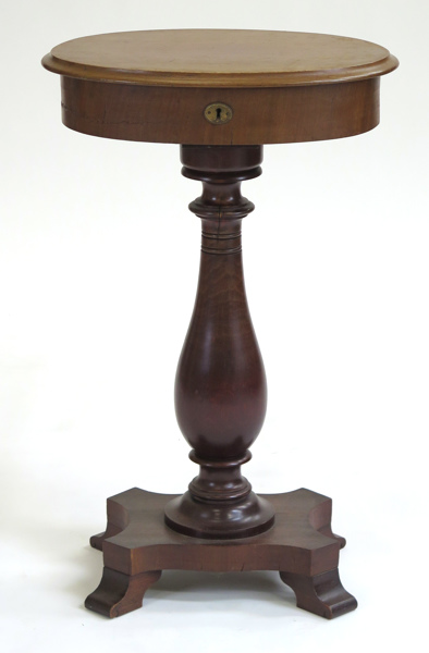 Sybord, mahogny, 1900-talets början, ovalt på fyrpassformad fotplatta, _2239a_8d84aacf8eb87a0_lg.jpeg