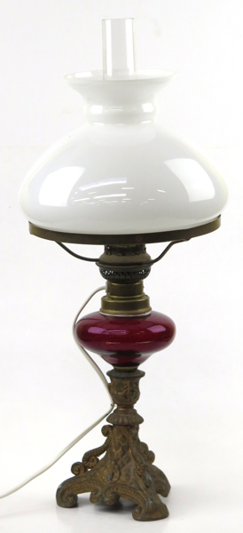 Bordsfotogenlampa, bronserad metall och rubinglas, vit glaskupa, sekelskiftet 1900, _22443a_8da9ae30beca52e_lg.jpeg