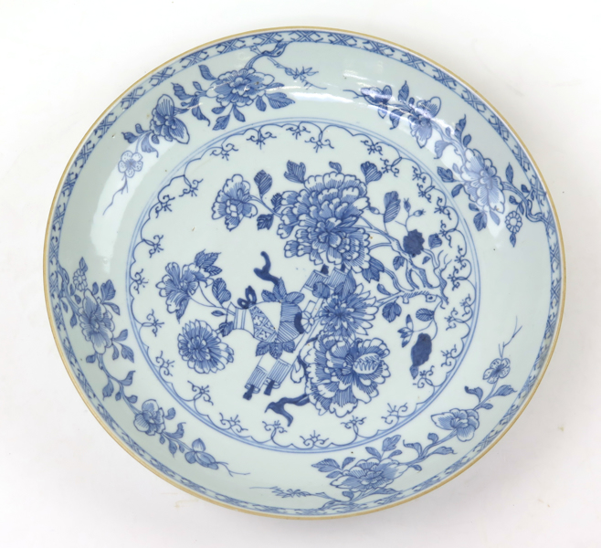 Skålfat, porslin, Kina, Qianlong (1736-95), blå underglasyrdekor av pioner, heliga föremål mm, _22450a_8da9ae1bccc7831_lg.jpeg