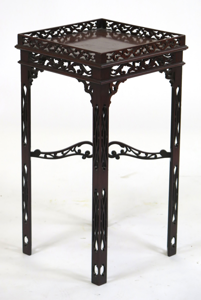 Prydnadsbord, rikt skuren mahogny, högklassigt viktorianskt arbete i i Thomas Chippendales stil, England, 1800-talets slut, _22457a_8da9ae2ccb255a0_lg.jpeg