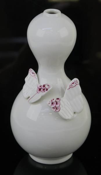 Okänd designer för Royal Copenhagen, vas, porslin, kalebassformad med 2 fjärilar, _22666a_8da9bdcaeed95a7_lg.jpeg