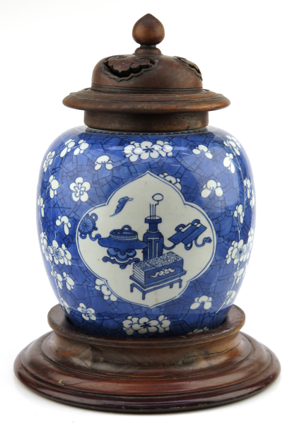 Bojan, porslin, Kina, Qing, 1800-tal, blå underglasyrdekor av körsbärsblom samt av heliga föremål i utsparade reserver, _22850a_8daac43d9354cd2_lg.jpeg