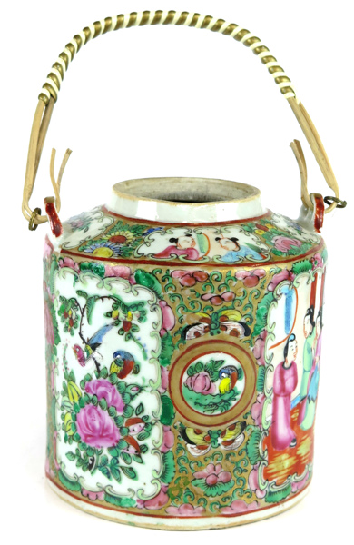 Tea-caddy, porslin, Kina, sekelskiftet 1900, heltäckande dekor av personer mm i Kantonemalj, _2317a_8d84b37269595bc_lg.jpeg
