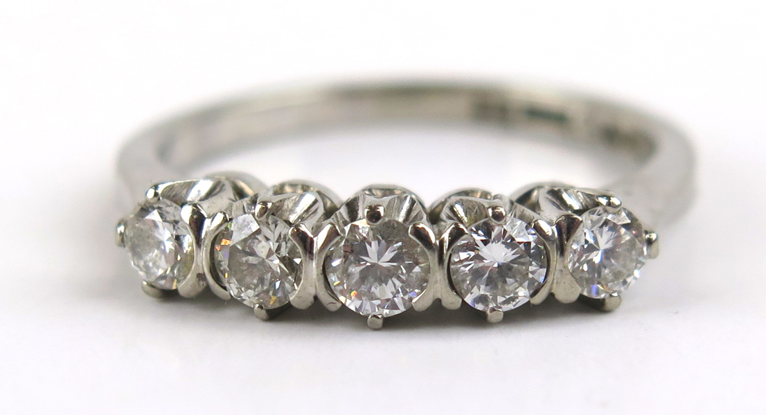 Ring, 18 karat vitguld med 5 briljantslipade diamanter om totalt cirka 0,5 carat, vikt 3,6 gram,_2326a_8d84b5a77d78758_lg.jpeg