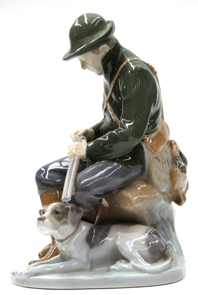 Thomsen, Christian för KD, figurin, porslin, sittande jägare med hund, _2472a_8d854d8bd1c5e98_lg.jpeg