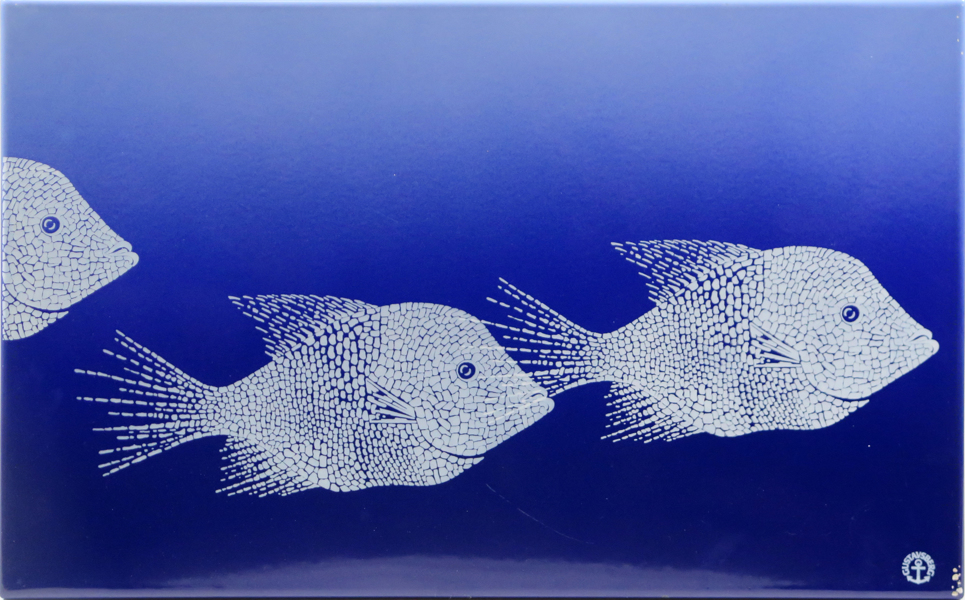 Okänd konstnär för Gustavsberg, emaljerad plåt, motiv med fiskar, 50 x 80 cm_24935a_8dadd0e562ada52_lg.jpeg