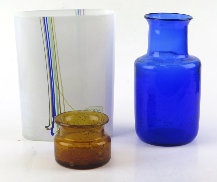3 delar glas; 2 vaser Erik Höglund för Boda samt vas Bertil Vallien för Kosta Boda, "Rainbow", signerade, h 6,5 - 21 cm_25026d_8daddb7fbdc06d8_lg.jpeg