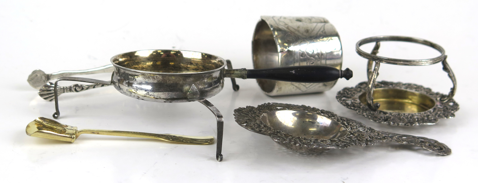 Parti silver, 18-1900-tal, bland annat thespindel med träskaft och förgylld saltsked, total silvervikt 145 gram_25028a_lg.jpeg