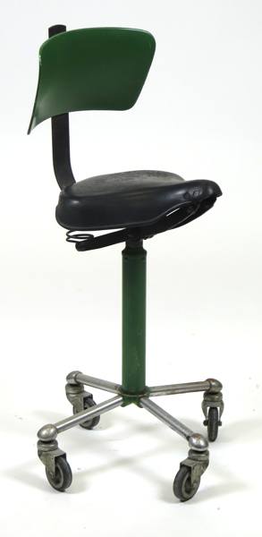Undersökningsstol, delvis grönlackerad metall med konstlädersits, 1900-talets mitt, proveniens: Länslasarettet Halmstad_25098a_8dadde8a01eb08d_lg.jpeg