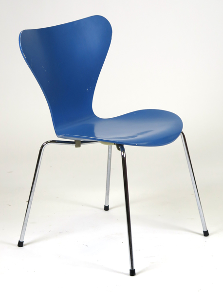 Jacobsen, Arne för Fritz Hansen, stol, blålackerat böjträ på stålben, modell FH 3107 'Sjuan',  design 1955, bruksslitage_25110a_8daddeaf11196a9_lg.jpeg