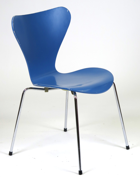 Jacobsen, Arne för Fritz Hansen, stol, blålackerat böjträ på stålben, modell FH 3107 'Sjuan',  design 1955, bruksslitage_25111a_8daddeb05d3cc8c_lg.jpeg
