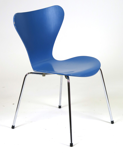 Jacobsen, Arne för Fritz Hansen, stol, blålackerat böjträ på stålben, modell FH 3107 'Sjuan',  design 1955, bruksslitage_25112a_8daddeb27804c0d_lg.jpeg