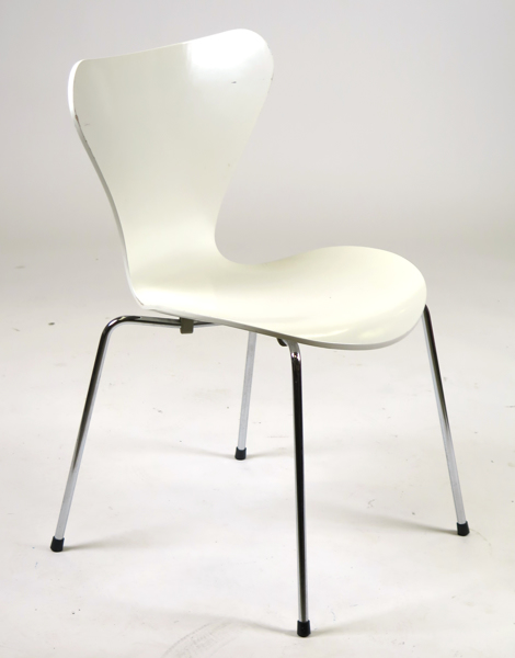 Jacobsen, Arne för Fritz Hansen, stol, vitlackerat böjträ på stålben, modell FH 3107 'Sjuan', design 1955, detta exemplar från 1989, kåpa sakna_25114a_8daddeb4cc673d6_lg.jpeg