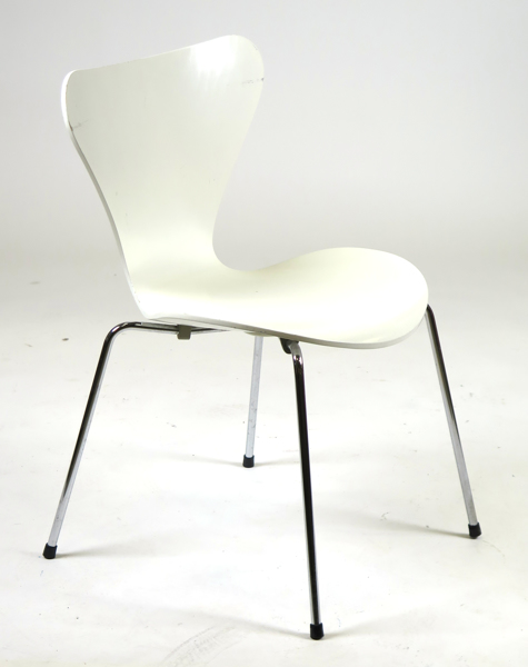 Jacobsen, Arne för Fritz Hansen, stol, vitlackerat böjträ på stålben, modell FH 3107 'Sjuan', design 1955, detta exemplar från 1990_25115d_8daddeb6bec7b2b_lg.jpeg