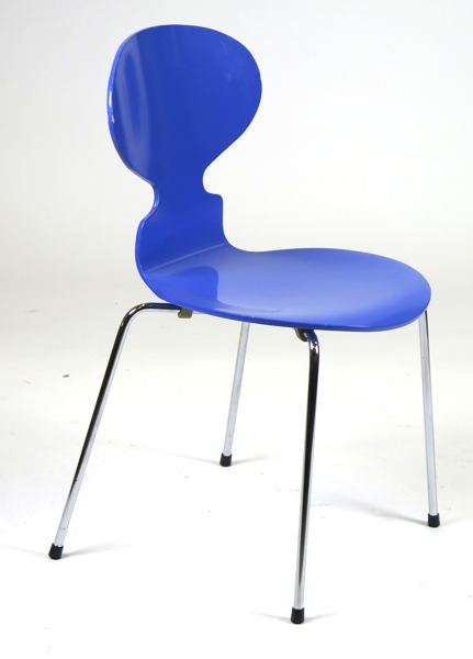 Jacobsen, Arne för Fritz Hansen, stol, blålackerat böjträ på fyra stålben, "Myran", modellnummer FH 3100, design 1952, detta exemplar från 1989, bruksslitage_25116a_8daddeba4a807f9_lg.jpeg