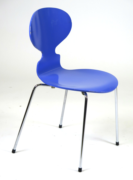 Jacobsen, Arne för Fritz Hansen, stol, blålackerat böjträ på fyra stålben, "Myran", modellnummer FH 3100, design 1952, detta exemplar från 1989, bruksslitage_25117a_8daddebb6db2f4d_lg.jpeg