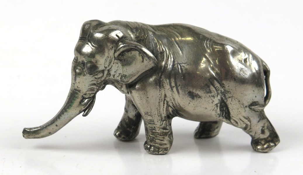 Okänd japansk konstnär, skulptur, nysilver, Meiji-Taishô, stående elefant, oidentifierad signatur, l 10 cm