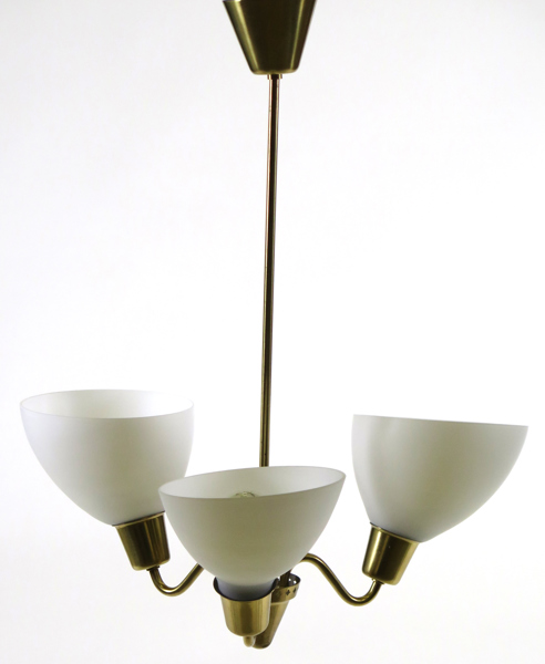 Okänd designer, 1950-tal, taklampa, mässing och vitt, frostat glas, 3 ljuspunkter, h 63 cm_25403a_8daf8a1f706b054_lg.jpeg