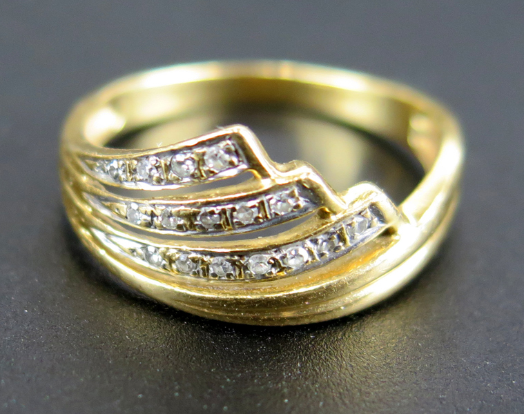 Ring, 18 karat rödguld med 16 åttkantslipade diamanter, stämplad Guldfynd, innerdiameter 16 mm, vikt 2,4 gram_25452a_8dafa2f4088fa08_lg.jpeg