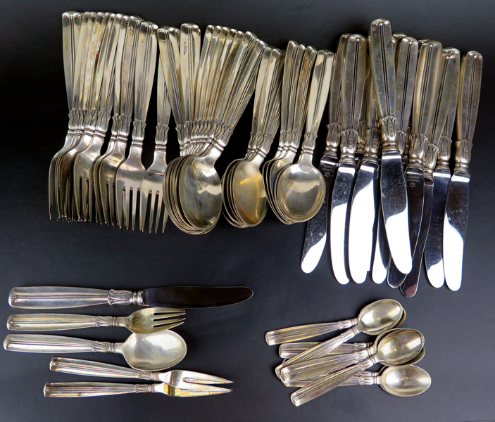 Matbesticksuppsättning, 62 delar, silver, modell "Lotus", Horsens sølvvarefabrik, 1940-tal, total vikt exklusive knivar cirka 2 kilo_25809a_8daffc88401f448_lg.jpeg