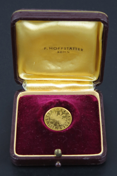 Medalj, 23 karat rödguld, "Lübecker Dukaten" 1958, vikt 3,5 gram, i etui från F Hoffstätter Sohn_25939a_8db091d13ac7884_lg.jpeg