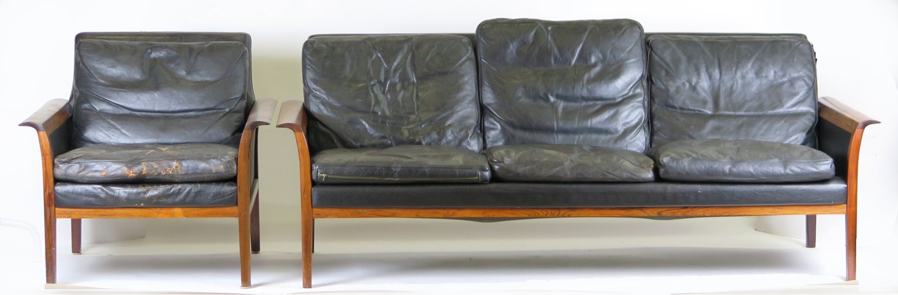 Kayser, Fredrik för Vatne Möbler, soffa samt fåtölj, palisander med svart läderklädsel, modellnummer 965 respektive 935, 1960-tal, _26057a_8db0b758d33dd76_lg.jpeg