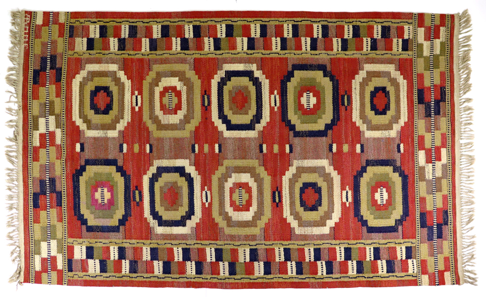 Måås-Fjetterström, Märta, matta, rölakan, "Röda Åttan", design 1929 - detta exemplar efter 1941, 200 x 120 cm, senare, löst påsydda fransar_26086a_8db0d0349cff8f4_lg.jpeg