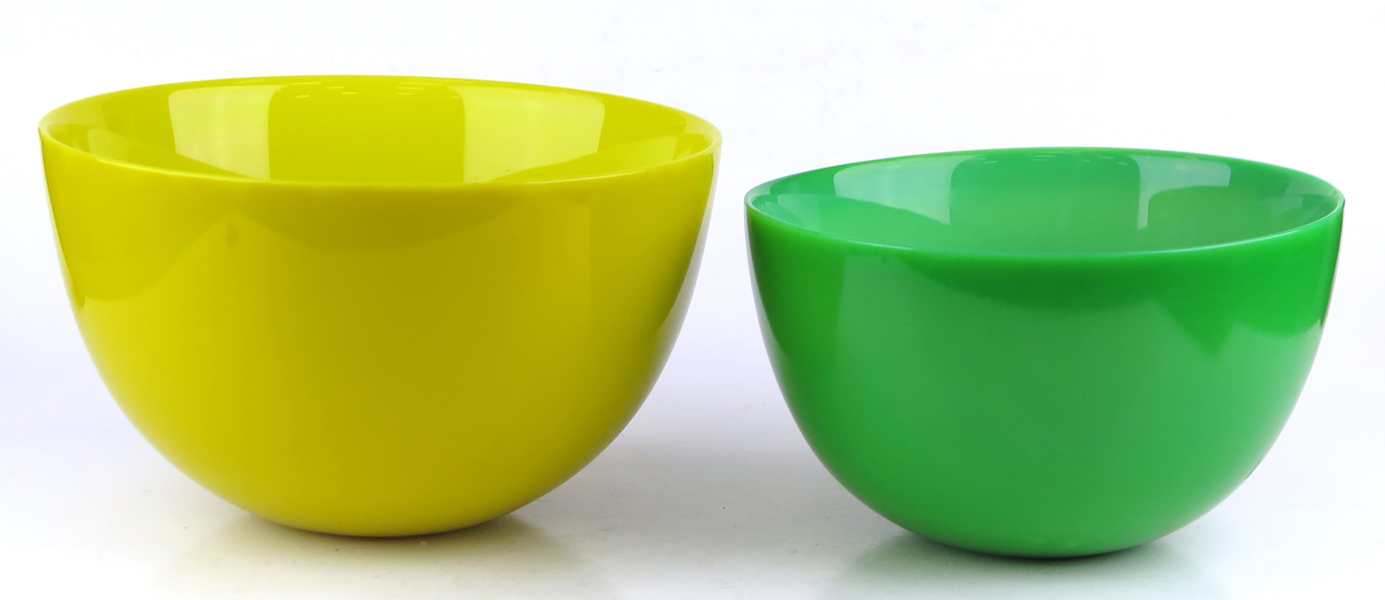 Palmquist, Sven för Orrefors, skålar 2 st, gul respektive grön, centrifugerad glasmassa, "Colora",  design 1953, 1 med gjuten signatur, dia 19 respektive 21,5 cm_26189a_8db102895e7a884_lg.jpeg