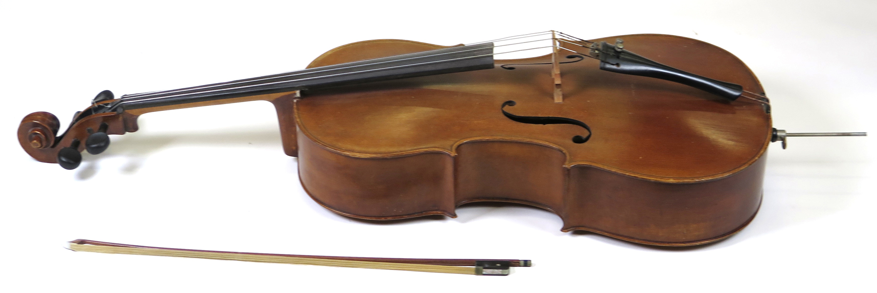 Cello med stråke, Tjeckoslovakien, 1900-tal, medföljer stråke, l 122 cm exklusive stöd_26239a_8db10fd178277b7_lg.jpeg