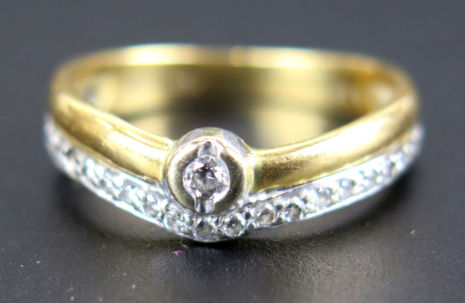 Ring, 18 karat röd- och vitguld med 18 åttkantslipade och 1 briljantslipad diamant om totalt 0,2 carat enligt gravyr, stämplad Guldfynd, innerdiameter 16 mm, vikt 2,9 gram, 1 sten saknas_26283a_lg.jpeg