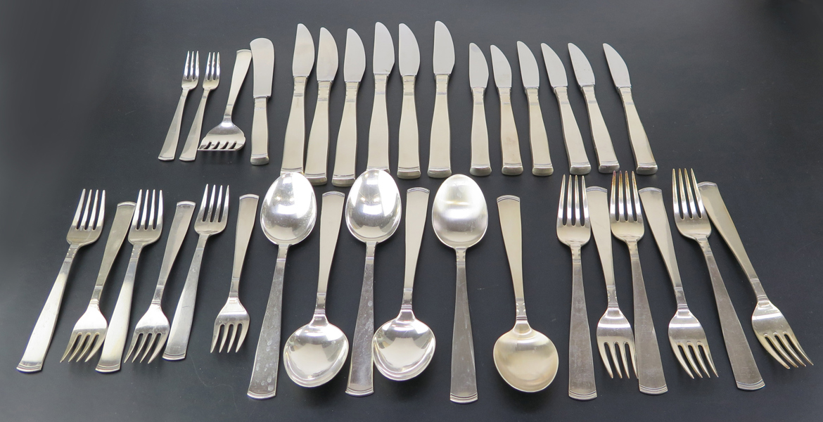 Matbesticksuppsättning, 34 delar, silver, Rosenholm, design Jakob Ängman 1933, bland annat 6 bordsskedar, -knivar och -gafflar och 6 dessertgafflar och -knivar, _26299a_8db13478de79a9a_lg.jpeg