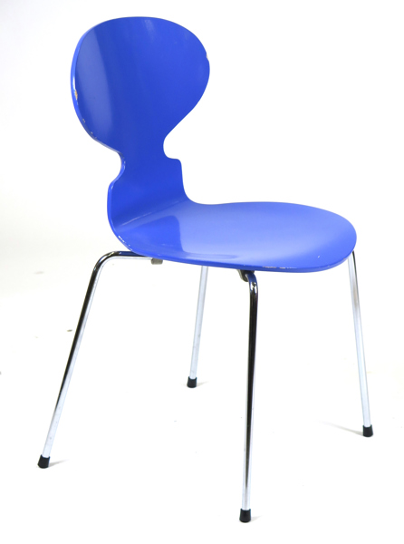 Jacobsen, Arne för Fritz Hansen, stol, blålackerat böjträ på fyra stålben, "Myran", modellnummer FH 3100, design 1952, detta exemplar från 1989, bruksslitage_26314a_lg.jpeg